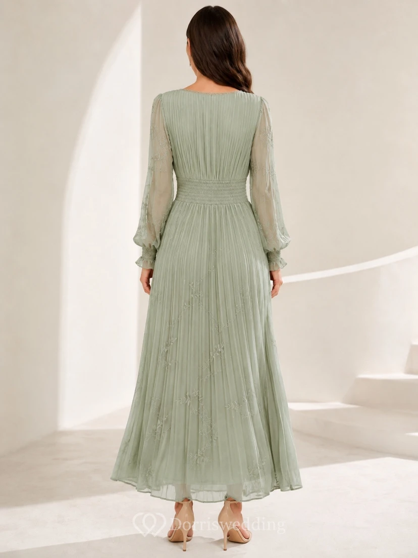 Vestido largo plisado de gasa verde salvia con escote en V y mangas largas. view 2