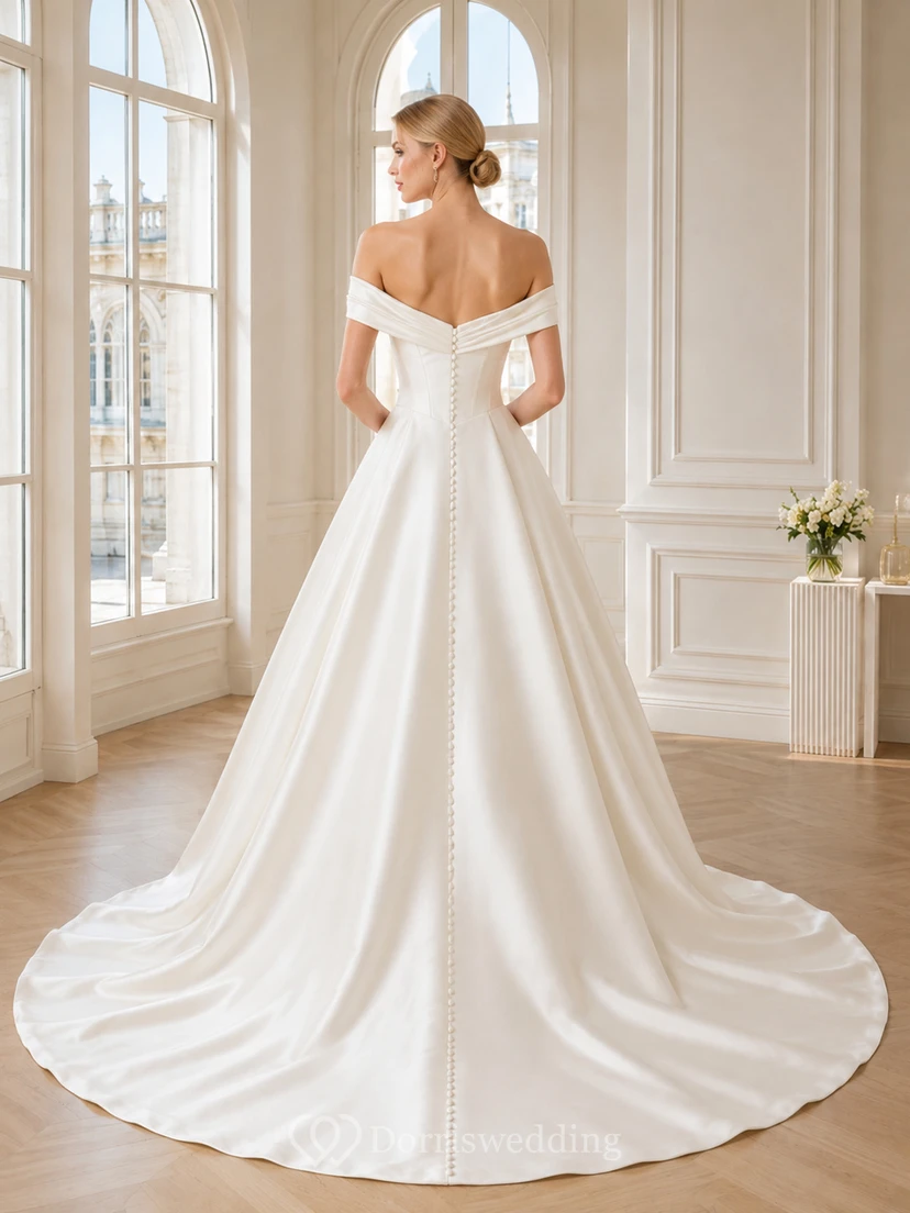 Robe de bal en satin à épaules dénudées et décolleté cœur, boutonnée, traîne courte view 2