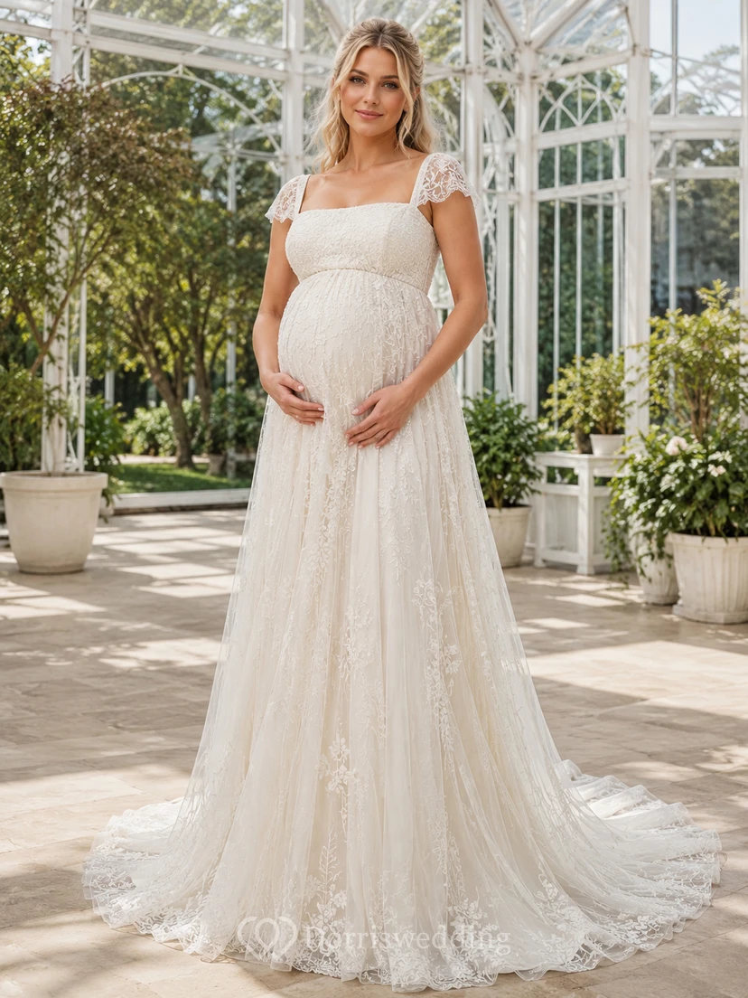 Vestido de novia bohemio premamá con cuello cuadrado, mangas cortas de encaje y cola de capilla estilo imperio.