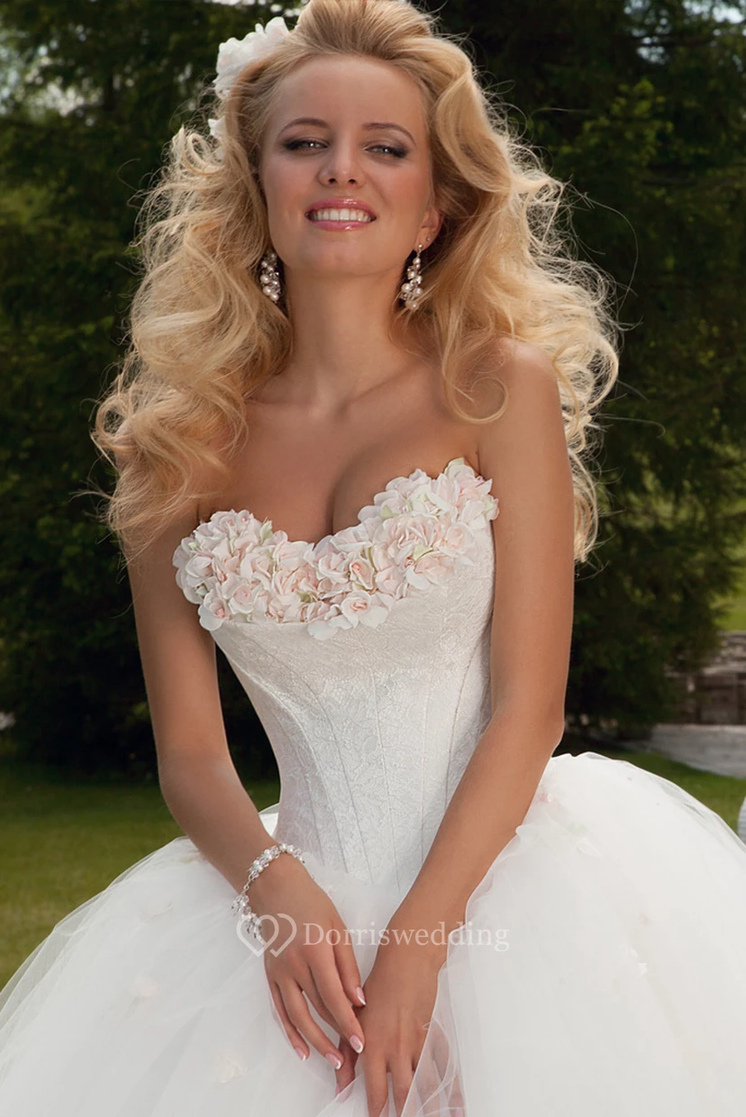 Long Sweetheart Floral Tulle Wedding Dress With Appliques view 3