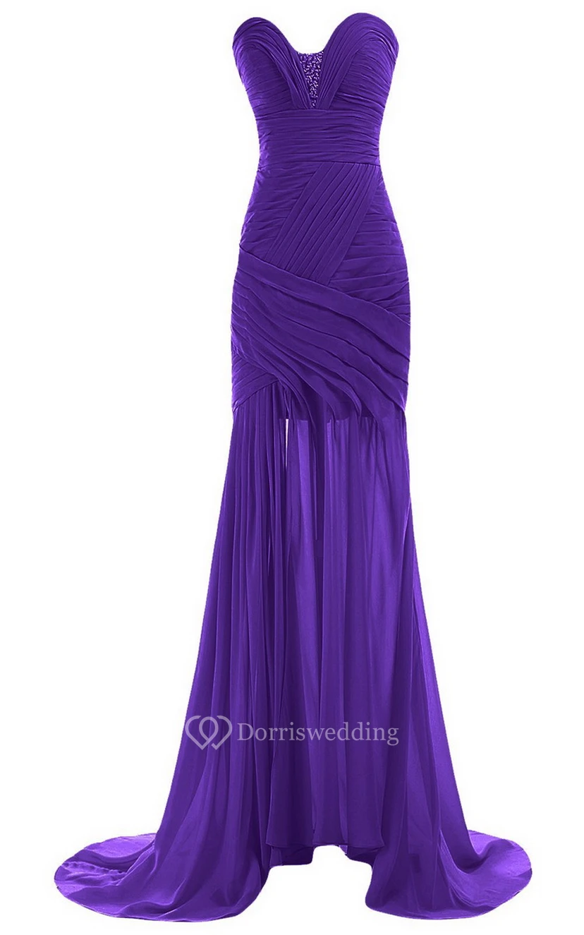 Vestido de novia con escote corazón, cola larga, fruncido y abalorios. view 24