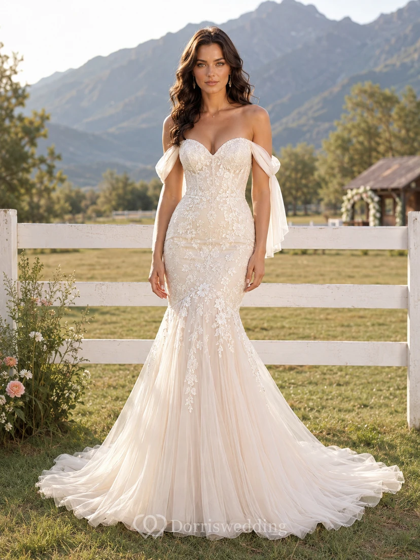 Robe de mariée sirène en tulle et dentelle champêtre, épaules dénudées, manches courtes, traîne chapelle, dos nu en V.
