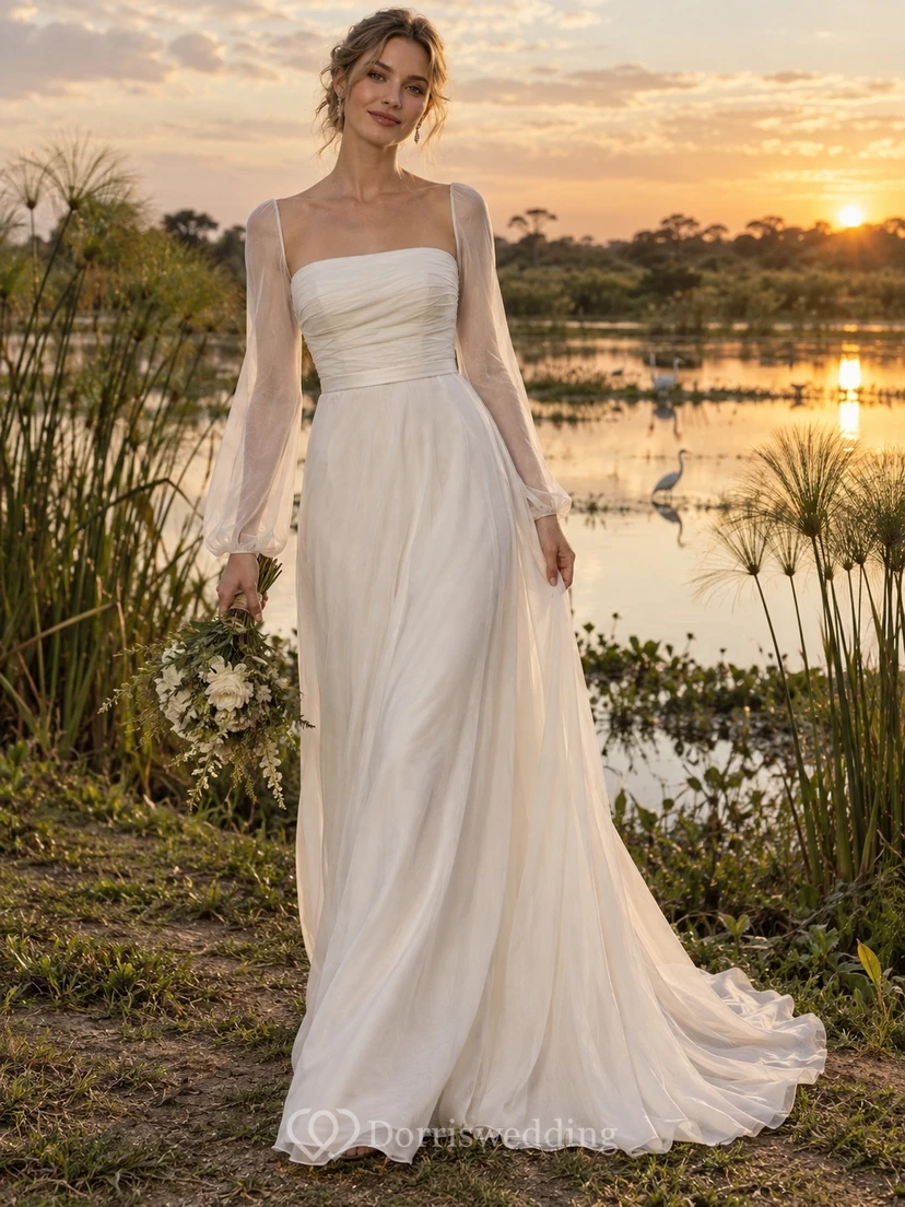 Brautkleid aus Baumwollvoile mit eckigem Ausschnitt, langen Ärmeln, Raffungen und drapiertem Etuirock