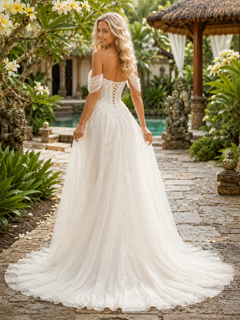 Robe de mariée romantique à épaules dénudées, décolleté cœur, dentelle et tulle, coupe trapèze, corset et traîne chapelle view 2