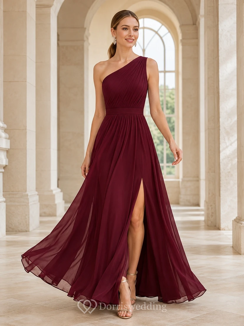 Elegantes burgunderrotes Chiffon-Abendkleid für Brautjungfern mit One-Shoulder-Schulter und vorderem Schlitz.