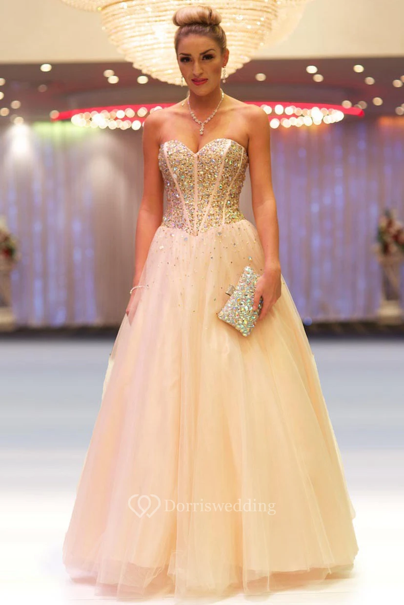 Vestido de fiesta largo de tul con escote corazón, sin mangas, con pedrería y corte en A.