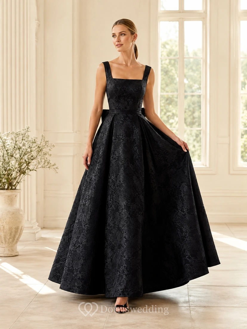 Vestido de gala negro de jacquard con escote cuadrado y tirantes, sin mangas