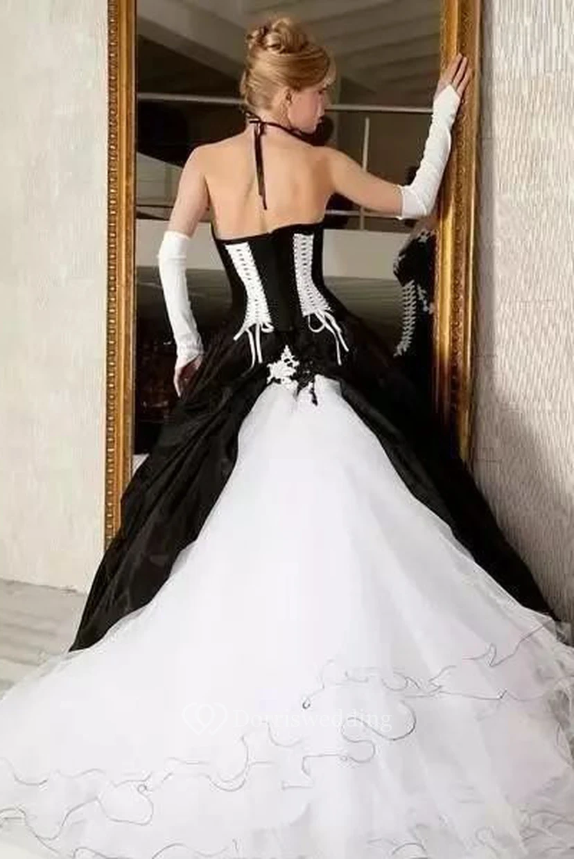 Robe de mariée princesse en taffetas d'organza, coupe trapèze, décolleté cœur, sans manches, longueur au sol, ornée d'appliques et de volants view 2