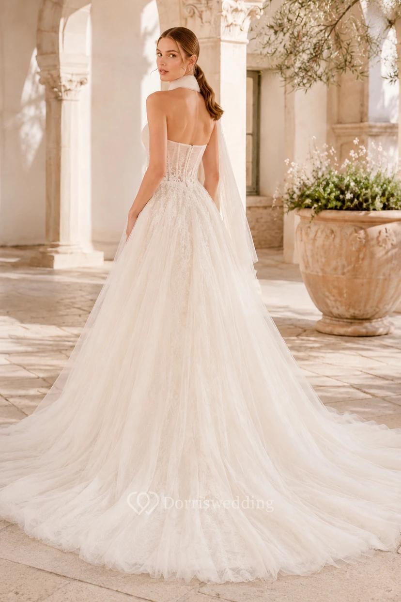 Brautkleid aus Tüll mit trägerlosem Spitzenoberteil und Kapellenschleppe view 2