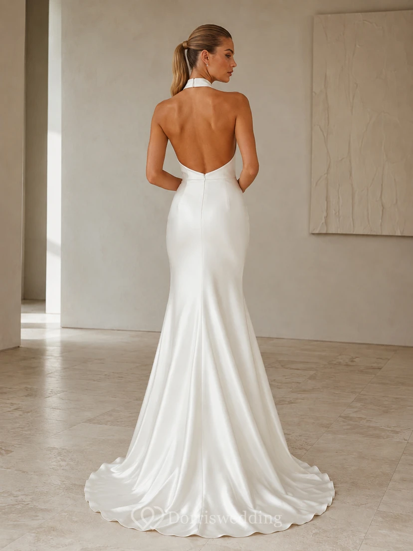 Robe de mariée fourreau sexy en satin, dos nu, décolleté dos nu et traîne view 2