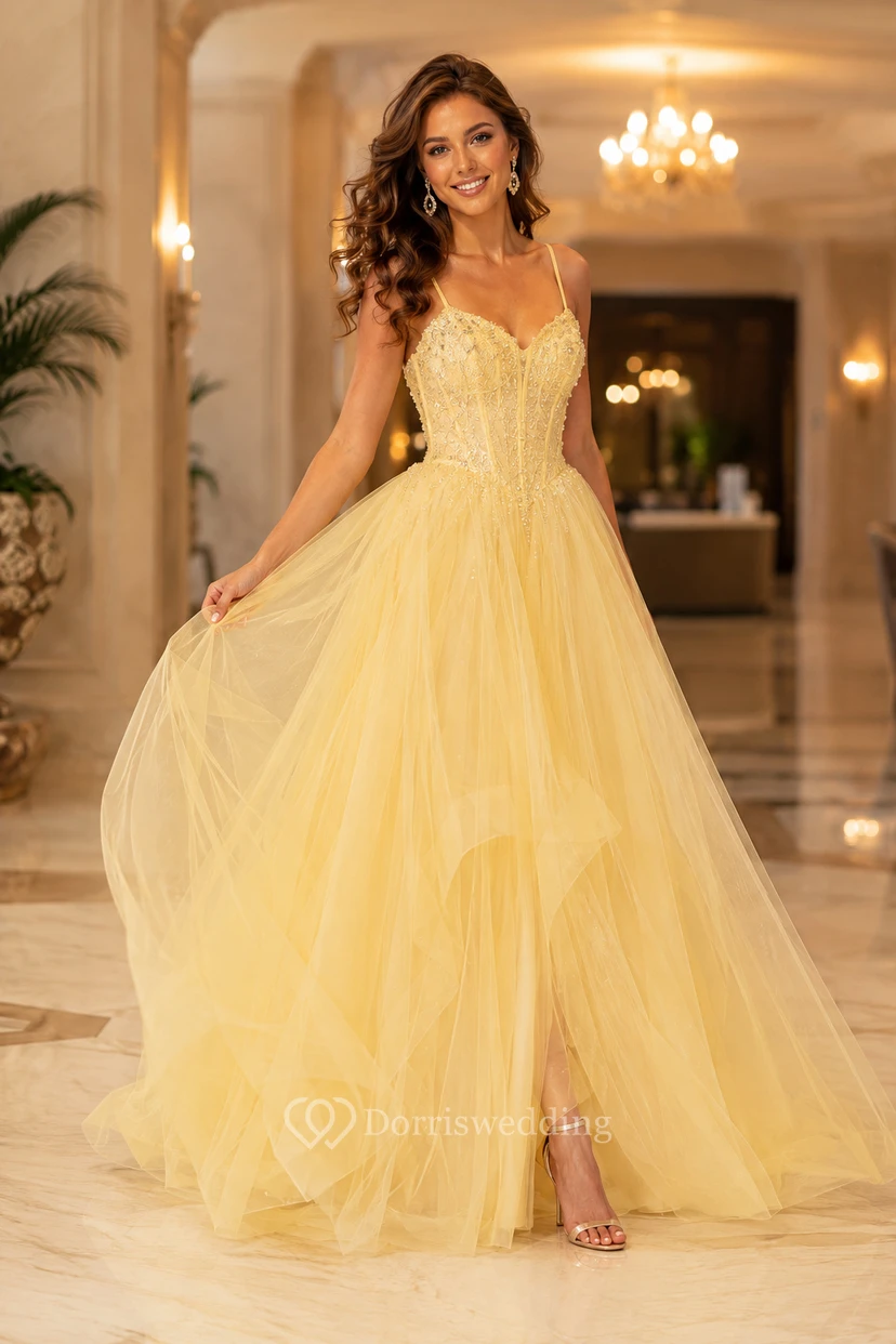 Narzissengelbes Tüll-Ballkleid mit Spaghettiträgern, perlenbesetztem Oberteil und vorderem Schlitz