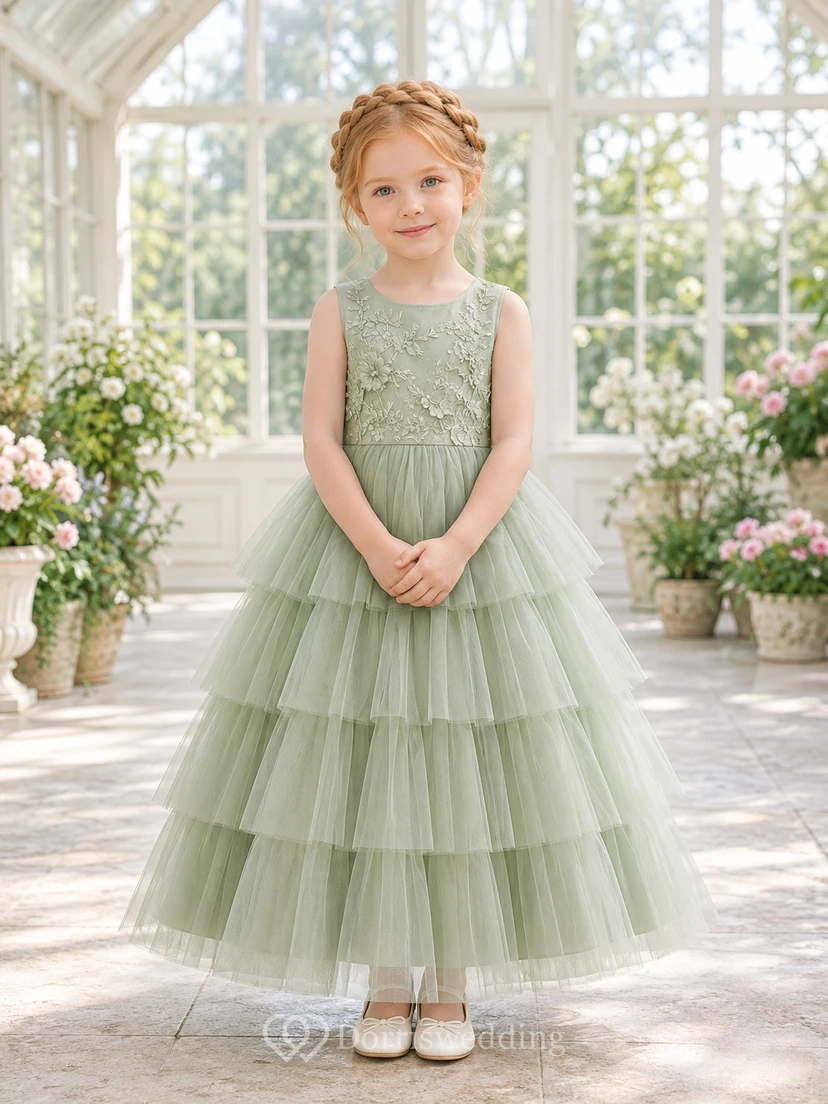 Robe de bal sans manches en tulle à volants et dentelle florale sauge, longueur thé, idéale pour une demoiselle d'honneur ou un jardin.