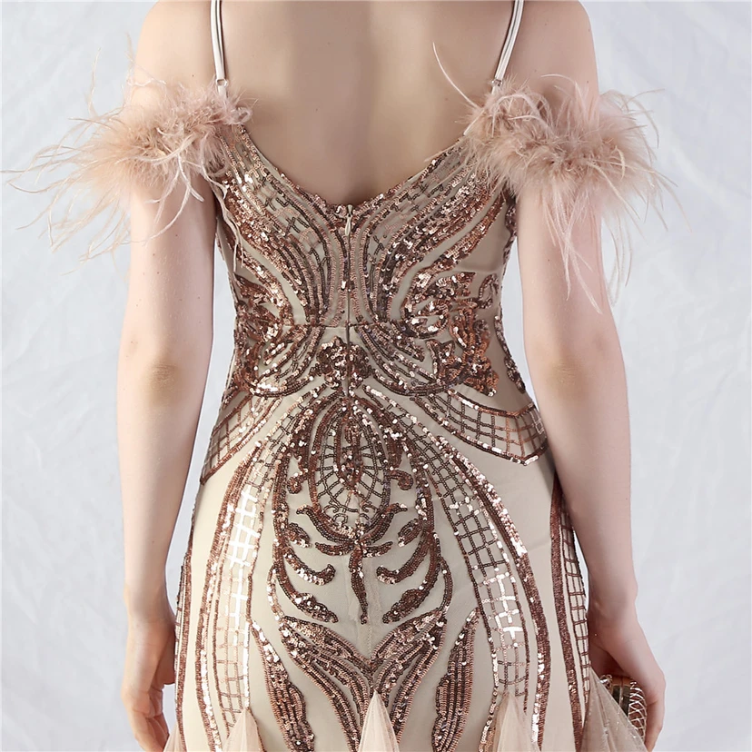 Robe de danse artisanale en filet rigide orné de plumes d'autruche, de perles et de fleurs, confectionnée en maille. view 37