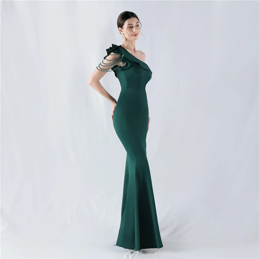 Vestido de noche asimétrico de satén con escote alto y cuello oblicuo, adornado con cuentas. view 76