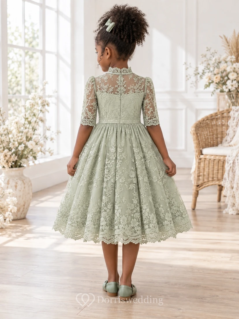 Vestido de niña de flores de corte A, largo hasta la rodilla, cuello alto, estampado floral verde salvia, encaje, mangas hasta el codo y borde festoneado. view 2