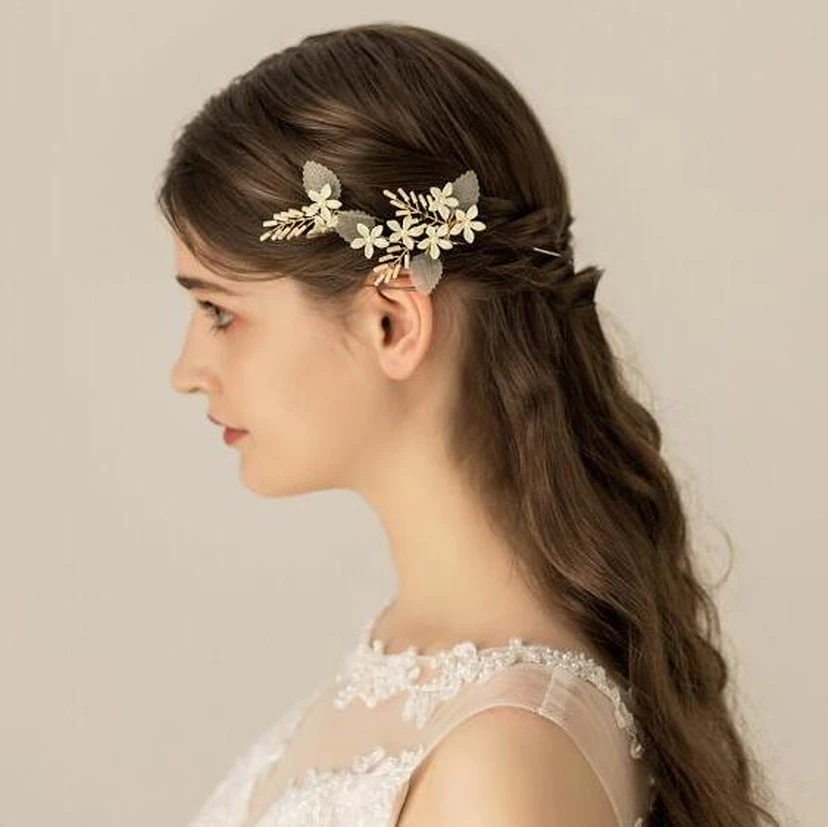 Trendige, hübsche weiße Haarspangen mit Blumen und Perlen