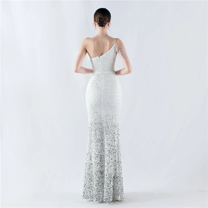 Robe de soirée longue à une épaule, ornée de plumes d'autruche, de perles et de sequins, avec col asymétrique et fente haute. view 6