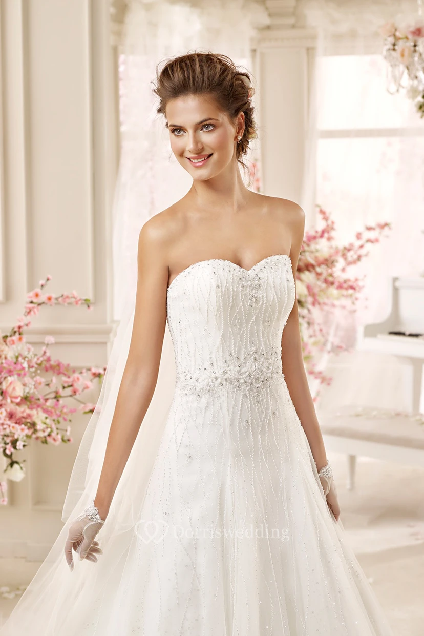 Brautkleid in A-Linie mit herzförmigem Ausschnitt, Perlenbesatz, Faltenrock und Schnürung am Rücken. view 3