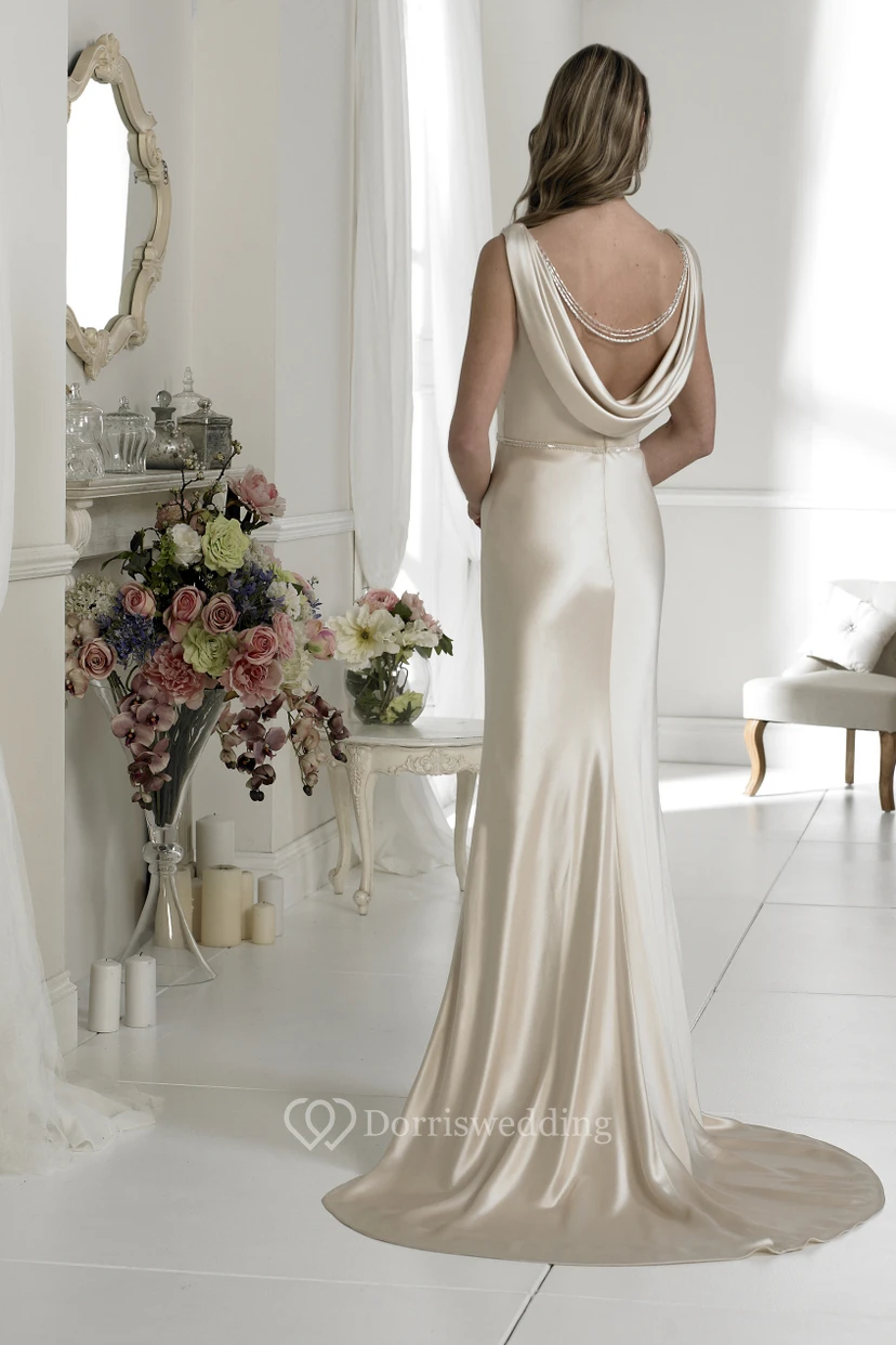 Robe de mariée fourreau sans manches en satin, col bénitier, ornée de bijoux à la taille. view 2