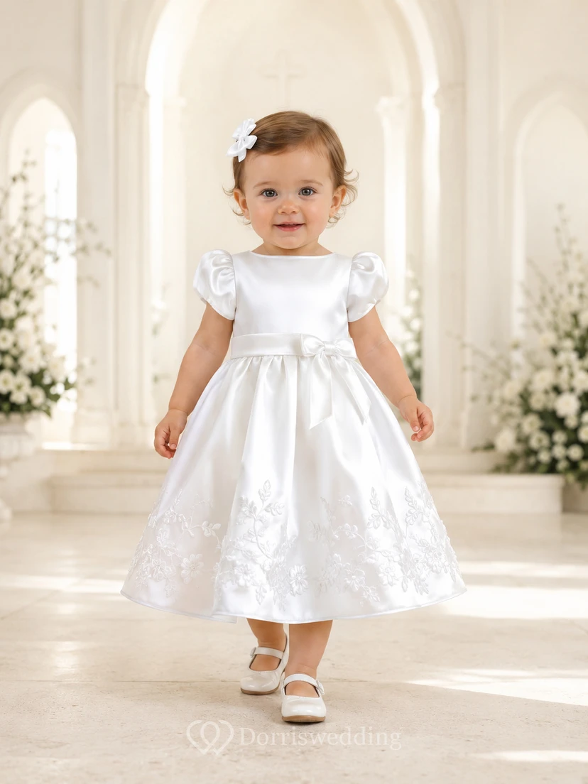 Taufkleid aus luxuriösem Satin, A-Linie, mit Rundhalsausschnitt, kurzen Ärmeln und Spitzenbesatz