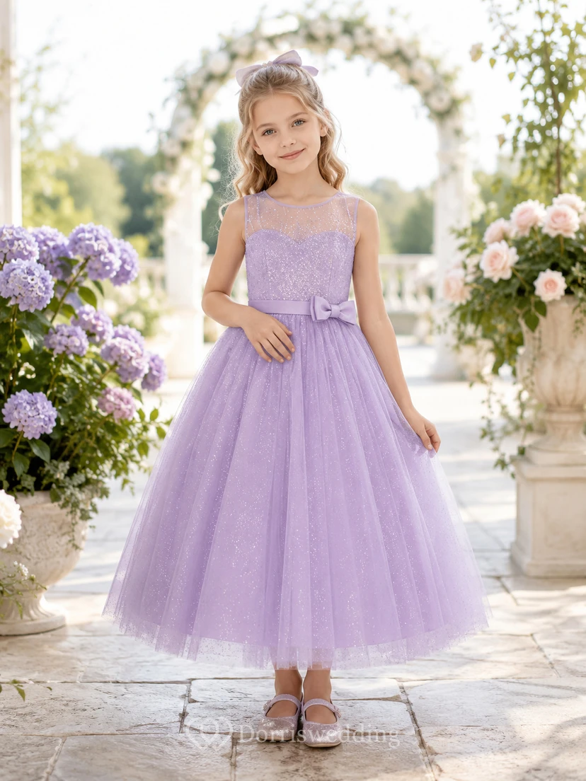 Robe de demoiselle d'honneur élégante, longueur thé, en tulle lavande pailleté, à fines bretelles spaghetti et coupe trapèze, idéale pour une fête.