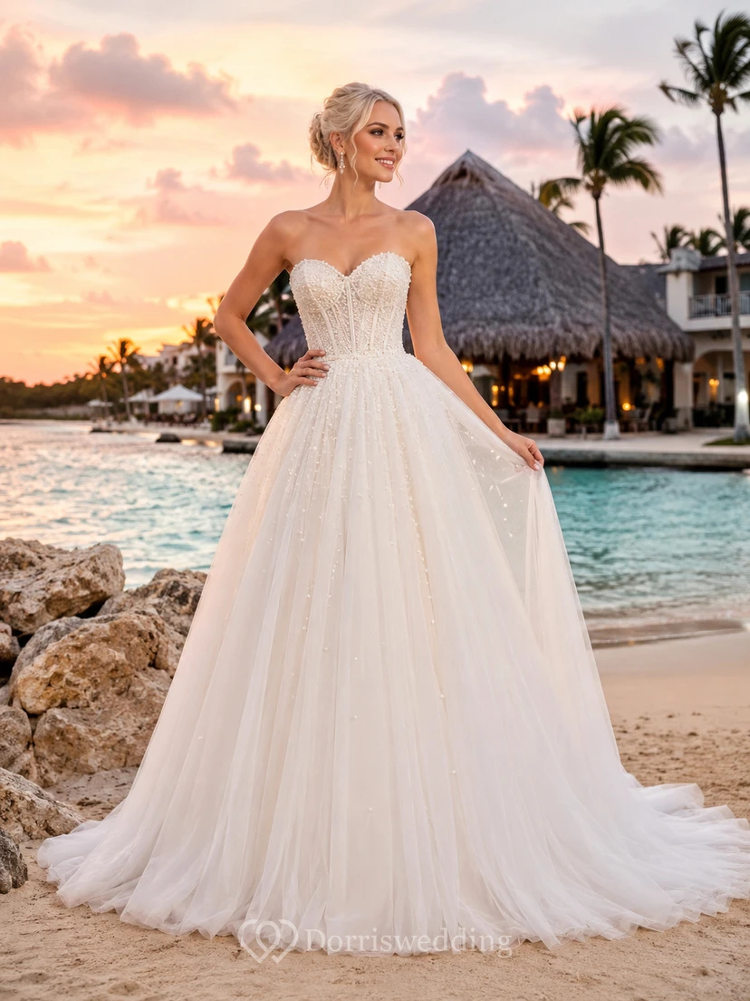 Robe de bal bustier en tulle scintillant avec traîne pour un mariage à destination