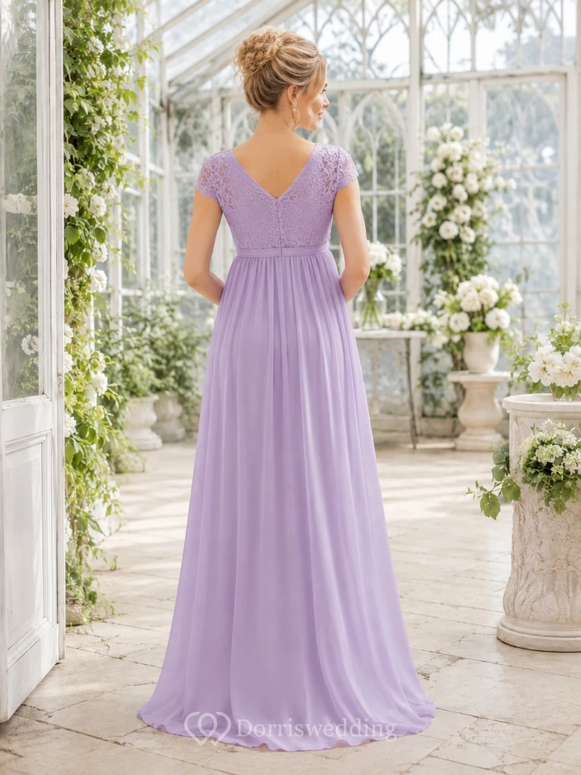 Robe de maternité romantique lavande à col en V, manches courtes, en dentelle et mousseline, coupe empire, longueur au sol view 2