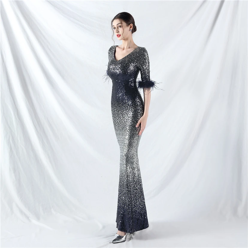 Robe de soirée artisanale à manches longues ornée de plumes d'autruche et de perles dégradées view 23