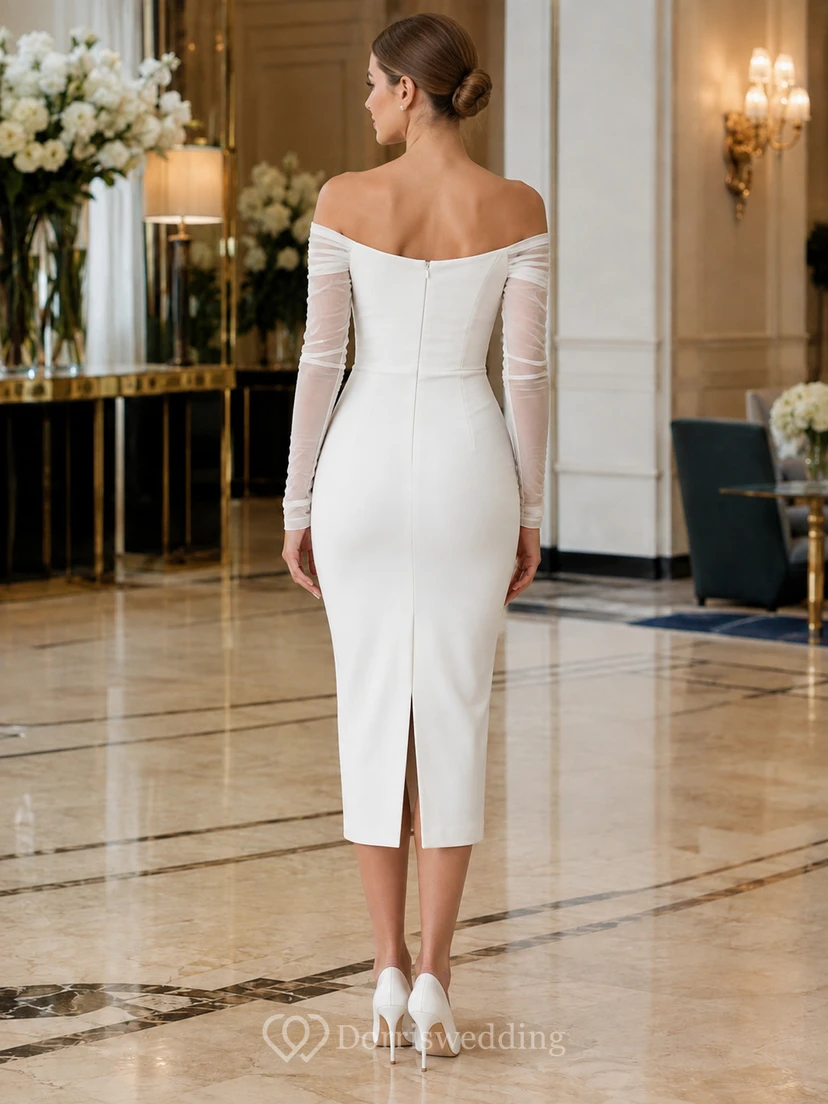 Vestido formal moderno blanco de crepé, manga larga, corte tubo, largo midi, con escote de hombros descubiertos y efecto ilusión. view 2