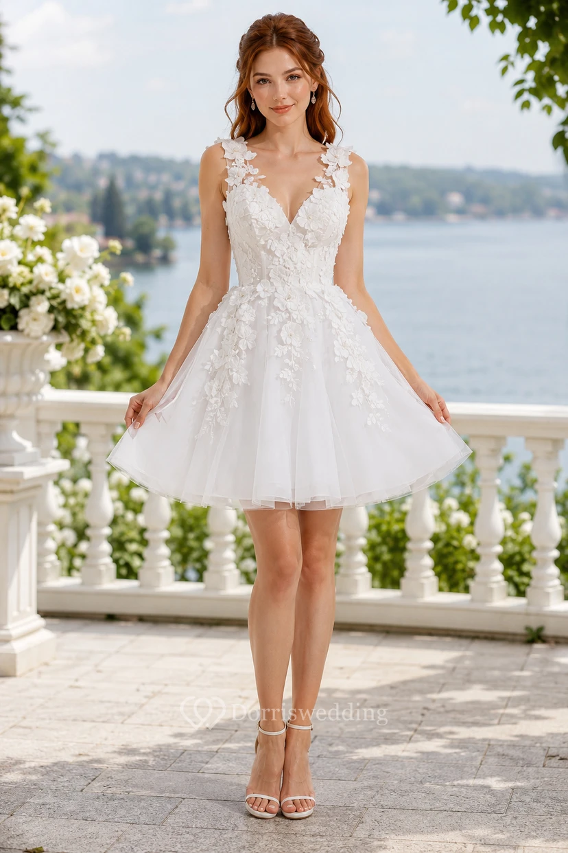 Robe de mariée mini en tulle à col en V et coupe trapèze, ornée de bretelles à appliqués floraux