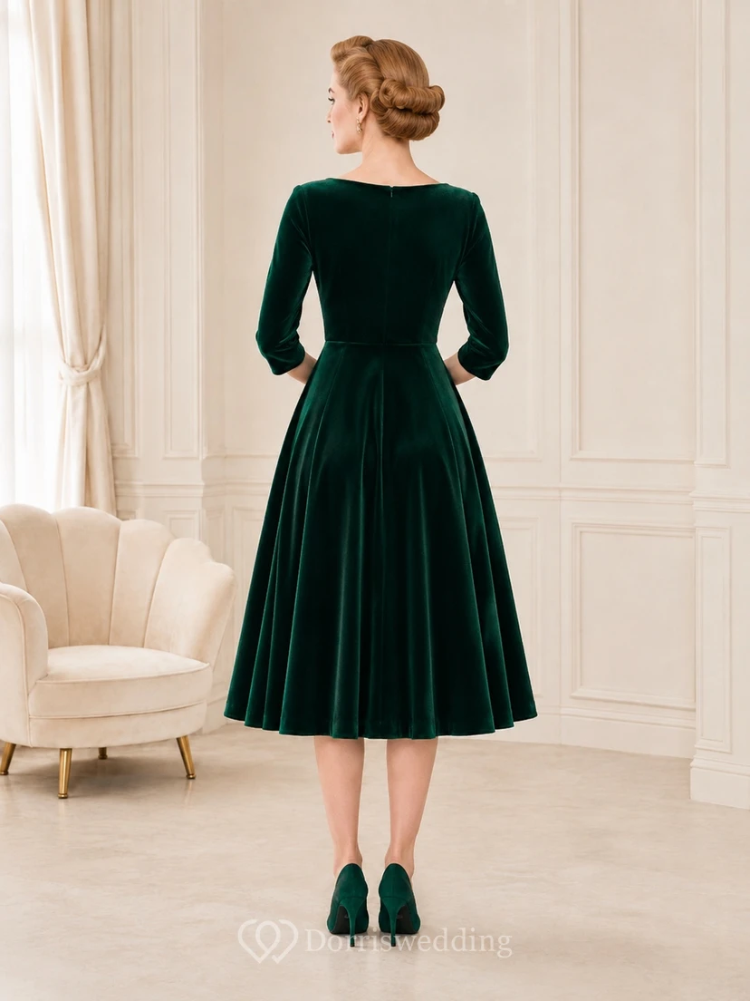 Vestido vintage de terciopelo verde oscuro con escote barco, manga tres cuartos, corte en A y largo hasta la rodilla. view 2