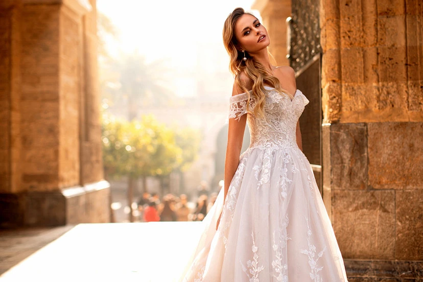 Schulterfreies Empire-Ballkleid aus Tüll mit Spitzenapplikationen view 4
