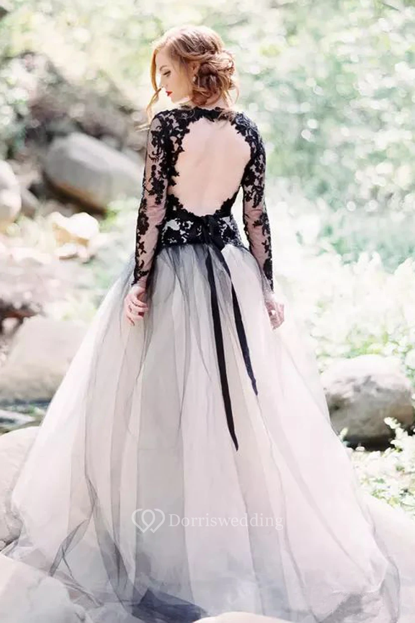 Robe de mariée vintage en tulle et dentelle, coupe trapèze, col en V, manches longues et dos nu en forme de goutte d'eau. view 2