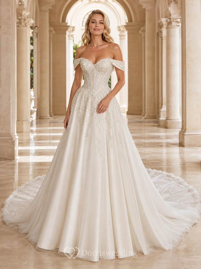 Robe de mariée glamour en dentelle et tulle, épaules dénudées, manches courtes, coupe trapèze, traîne chapelle, applications florales, style jardin