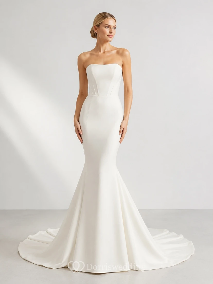 Robe de mariée sirène/trompette simple, longue et sans manches, sans bretelles, idéale pour une cérémonie formelle.