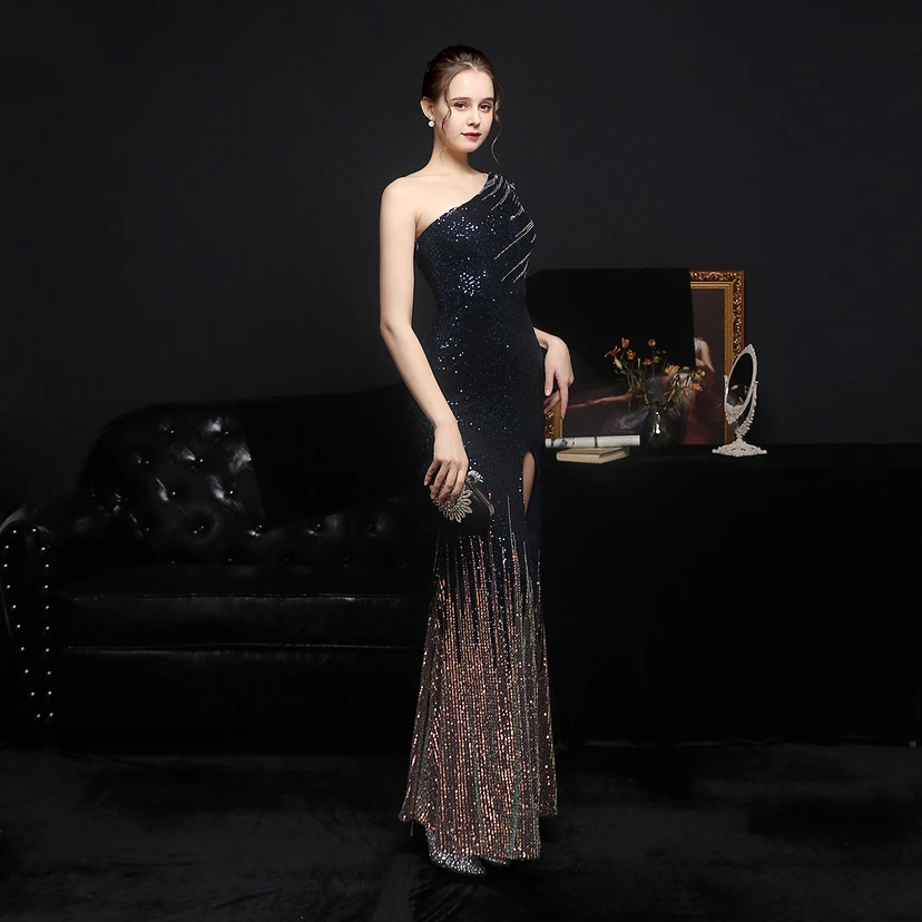 Robe de soirée longue et moulante à sequins colorés, confectionnée avec soin, idéale pour une célébrité ou une fête. Robe de mariée sexy et cintrée, confectionnée avec des paillettes colorées et lourdes. Robe de mariée longue et moulante, parfaite pour une occasion spéciale. view 54