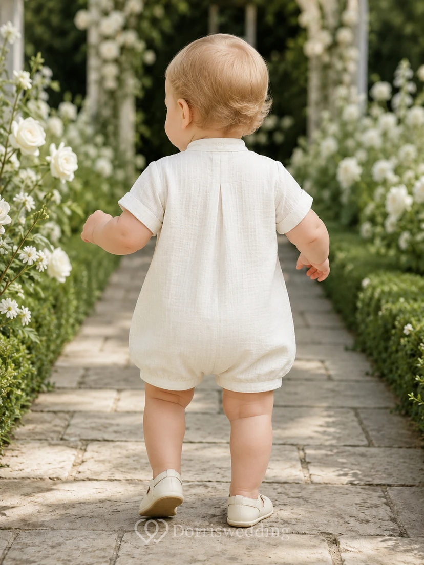 Lässiger elfenbeinfarbener Leinen-Baby-Tauf-Strampler mit kurzen Ärmeln und Abnähern view 2