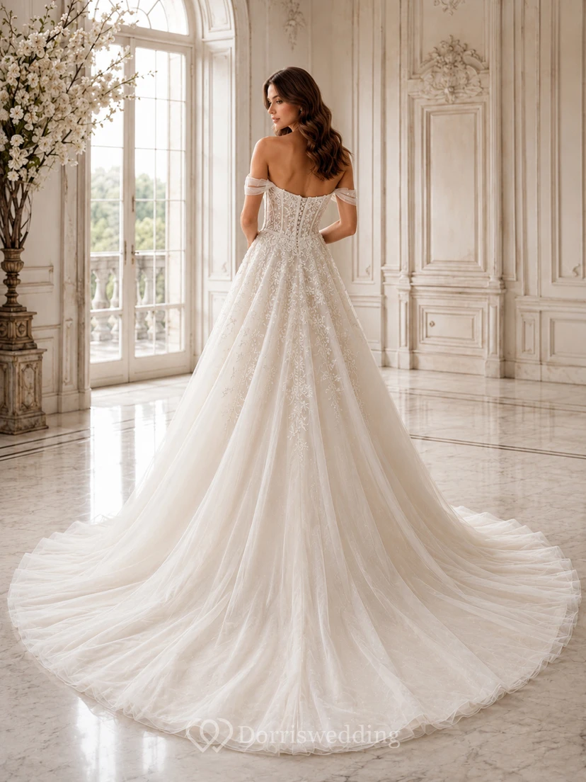 Robe de bal en dentelle florale à épaules dénudées et manches courtes, avec traîne chapelle et texture luxueuse. view 2