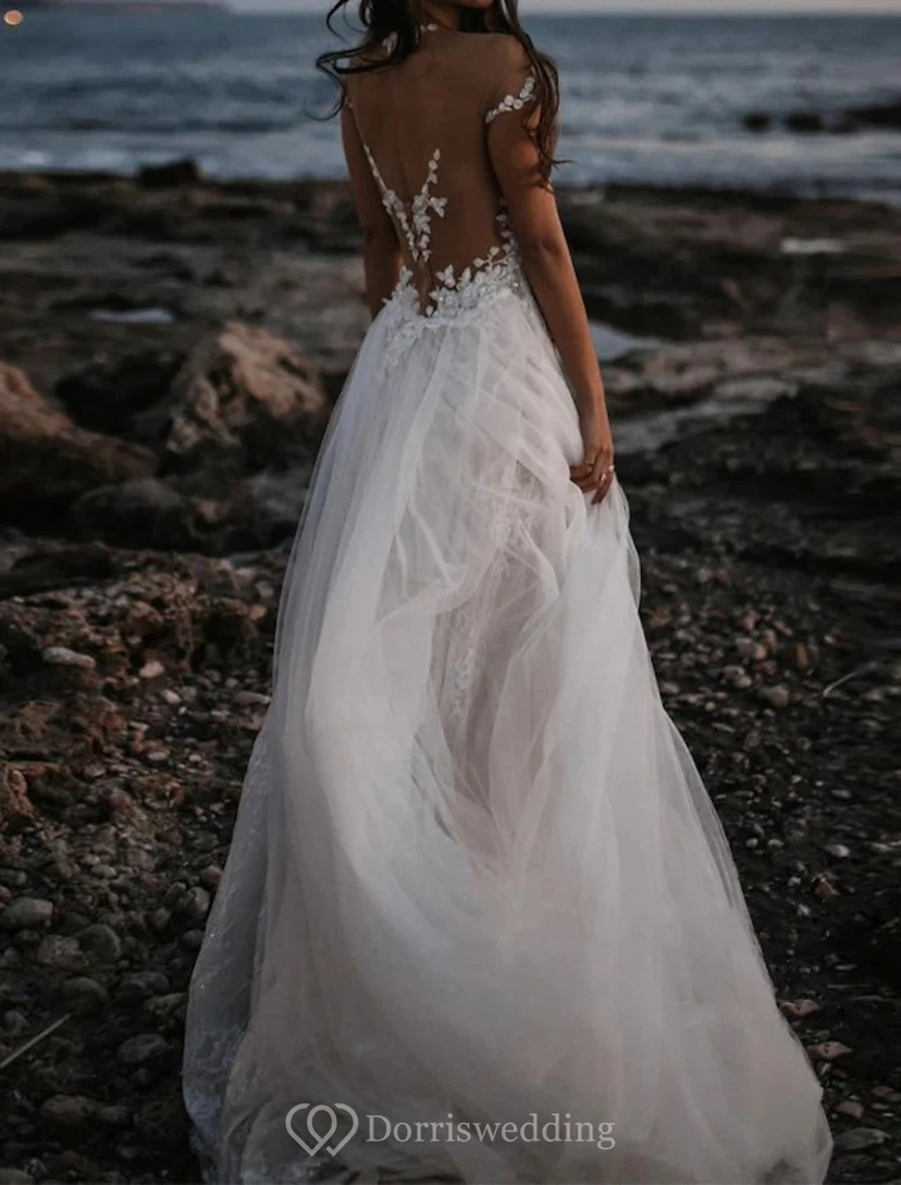 Vestido de novia de encaje con hombros descubiertos y falda de tul view 2