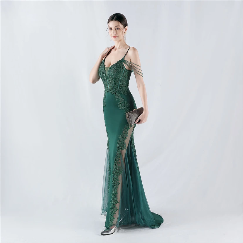 Robe de soirée à col montant en dentelle et perles, ornée d'un gilet à chevrons et d'un haut en dentelle. view 24