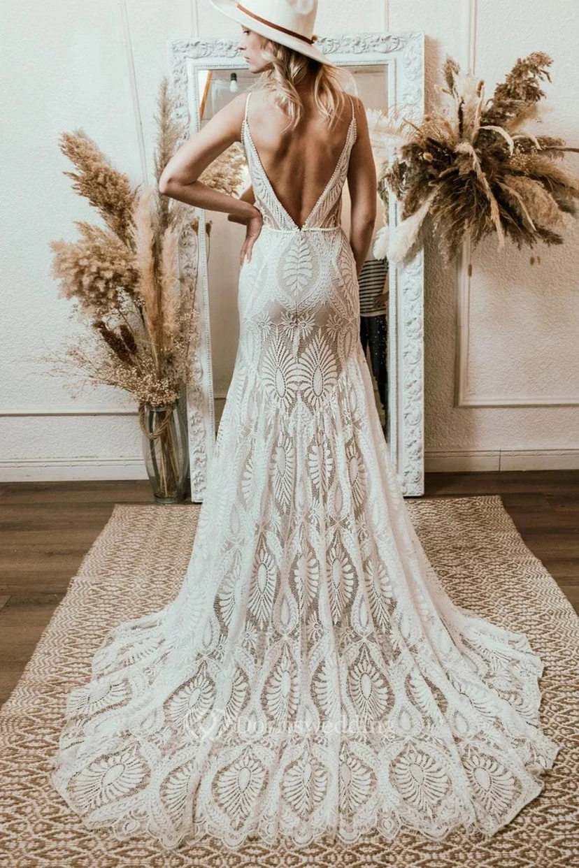 Robe de mariée fourreau bohème simple en dentelle, dos nu plongeant, style plage view 8