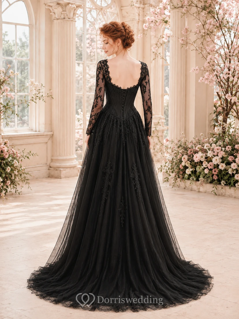 Robe de mariée trapèze en tulle et dentelle noire à col rond et manches longues view 2