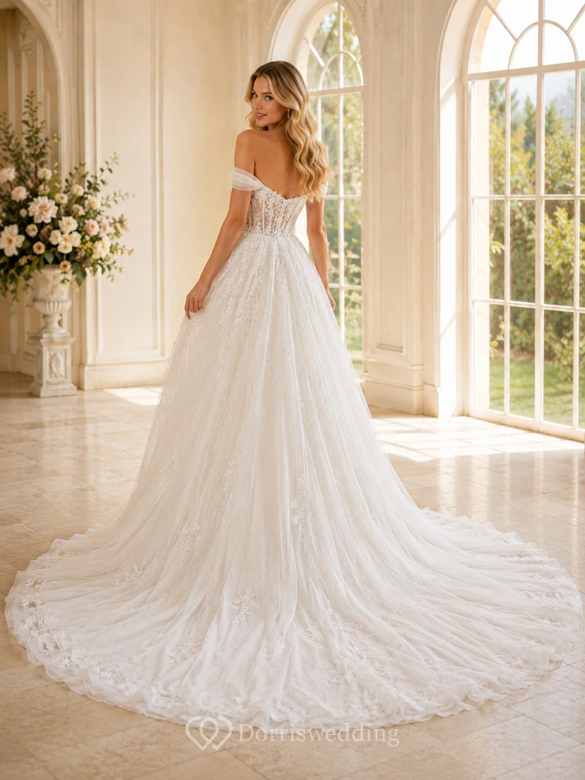 Robe de mariée en tulle fleuri à épaules dénudées et décolleté cœur, coupe trapèze, traîne chapelle view 2