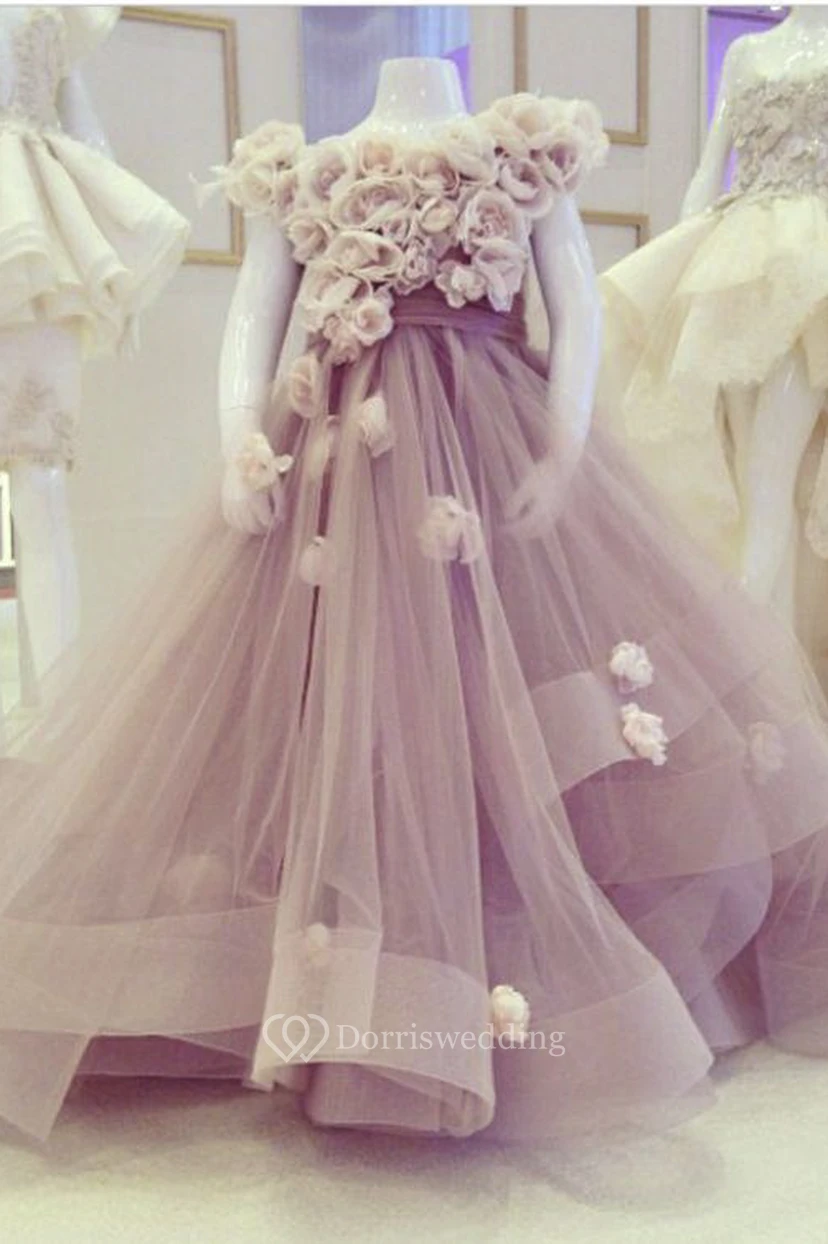 Lindo vestido de niña de las flores con fajín de volantes y flores. view 3