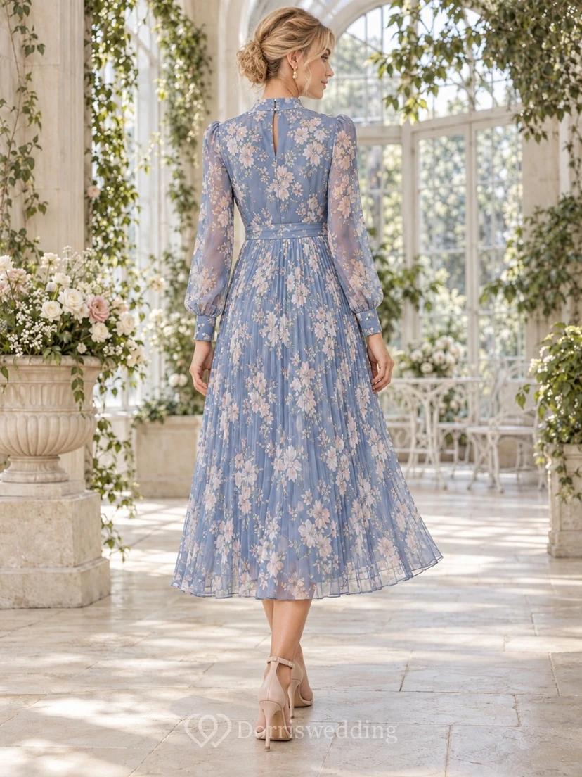Vestido de invitada de corte A con estampado floral azul pizarra, cuello alto y mangas largas con efecto ilusión. view 2