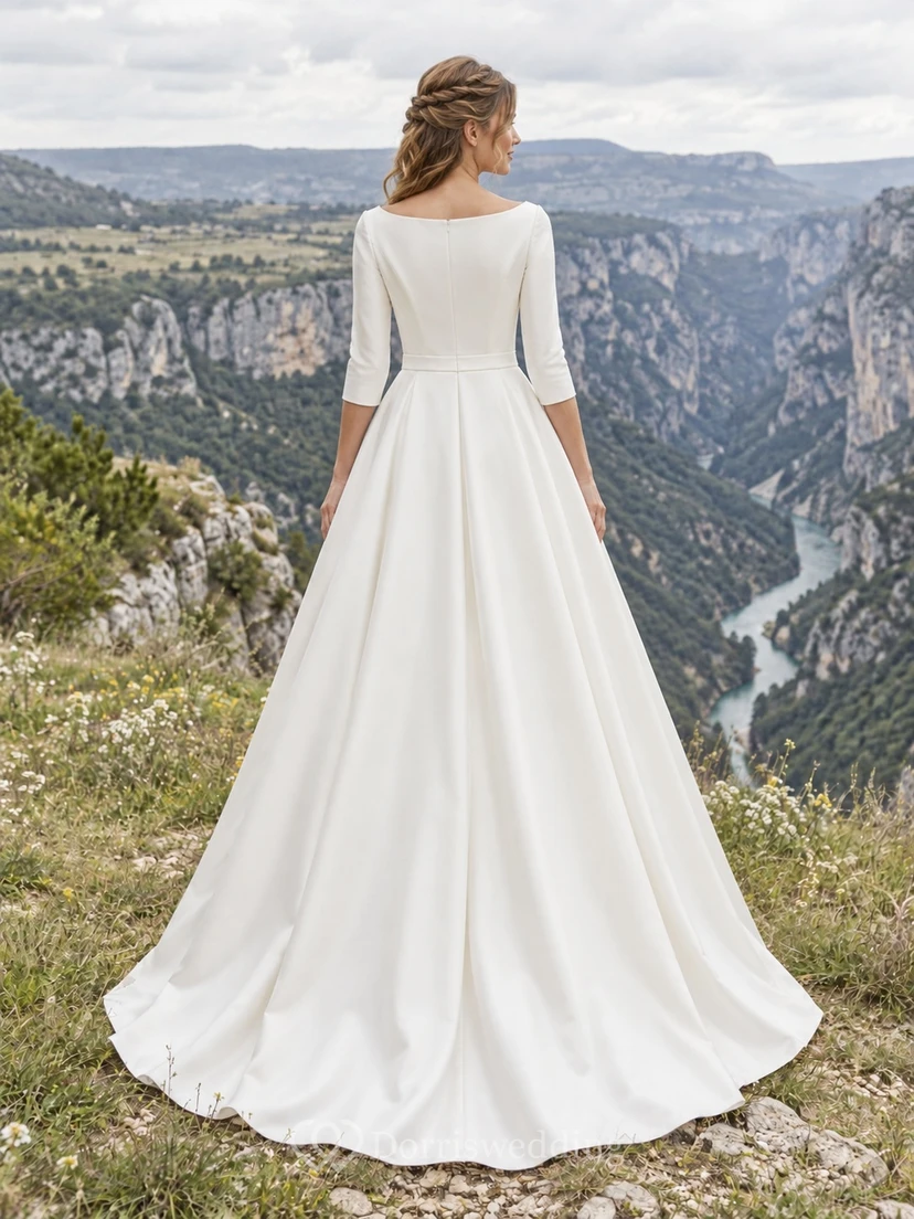 Vestido de novia sencillo de corte princesa con escote barco, mangas tres cuartos, satén duquesa y cola larga. view 2
