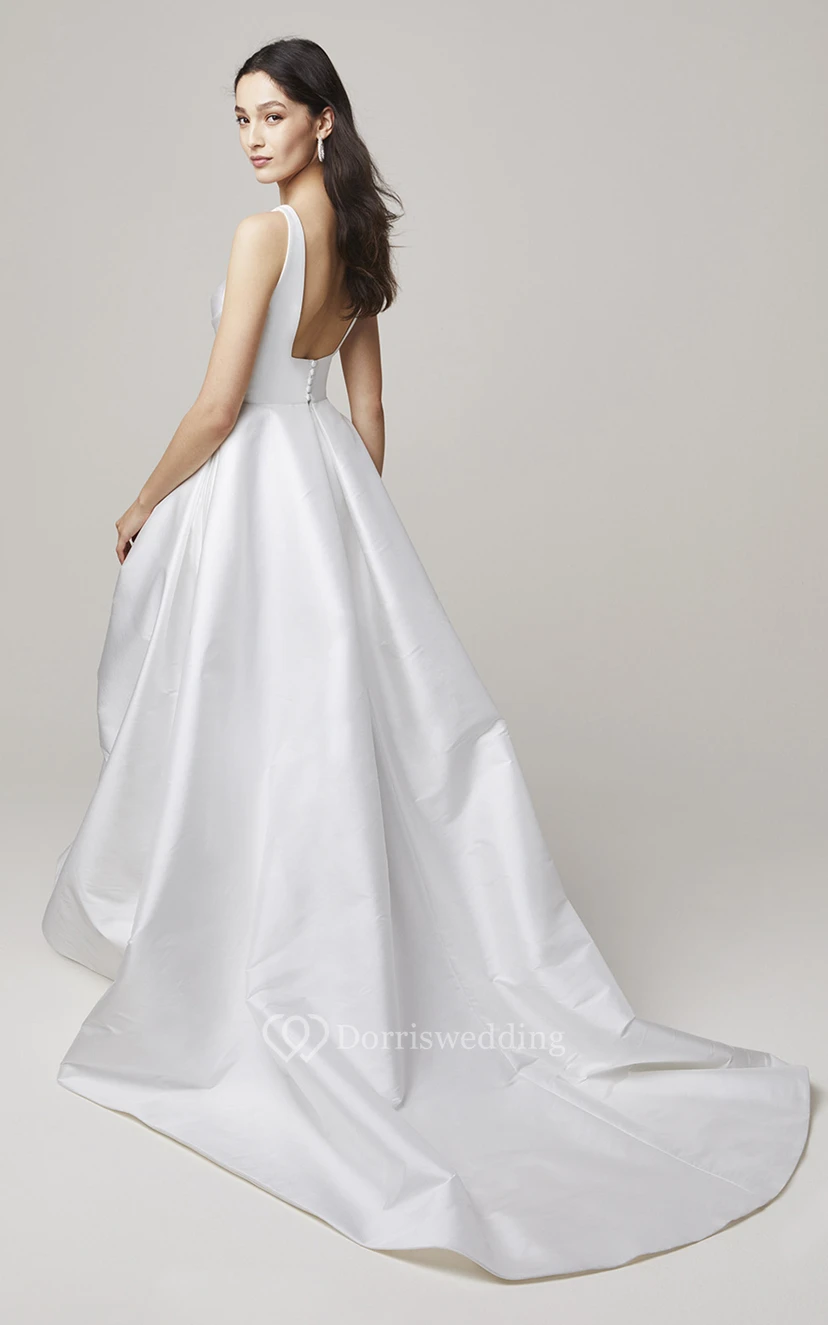 Robe de mariée moderne en satin, coupe trapèze, col en V et fente sur le devant view 2