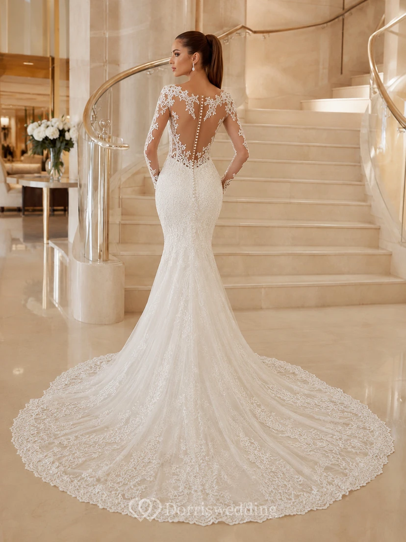 Robe de mariée sirène en dentelle discrète, décolleté en V profond, manches longues, traîne chapelle, ornée d'appliques, idéale pour une destination. view 2