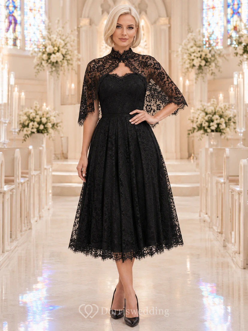 Vestido negro de cuello alto con escote tipo ojo de cerradura y capa de encaje para invitada a tomar el té