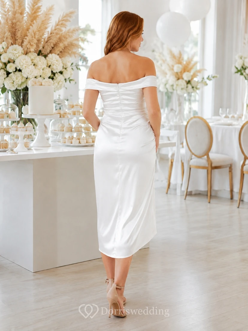 Weißes, schulterfreies, ärmelloses Etuikleid aus Satin in Teelänge – romantisches, elegantes Umstandskleid für den Garten view 2
